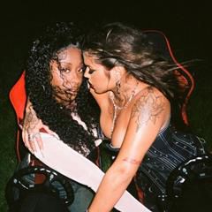 ANGILINAZULI, Booty Applaudit