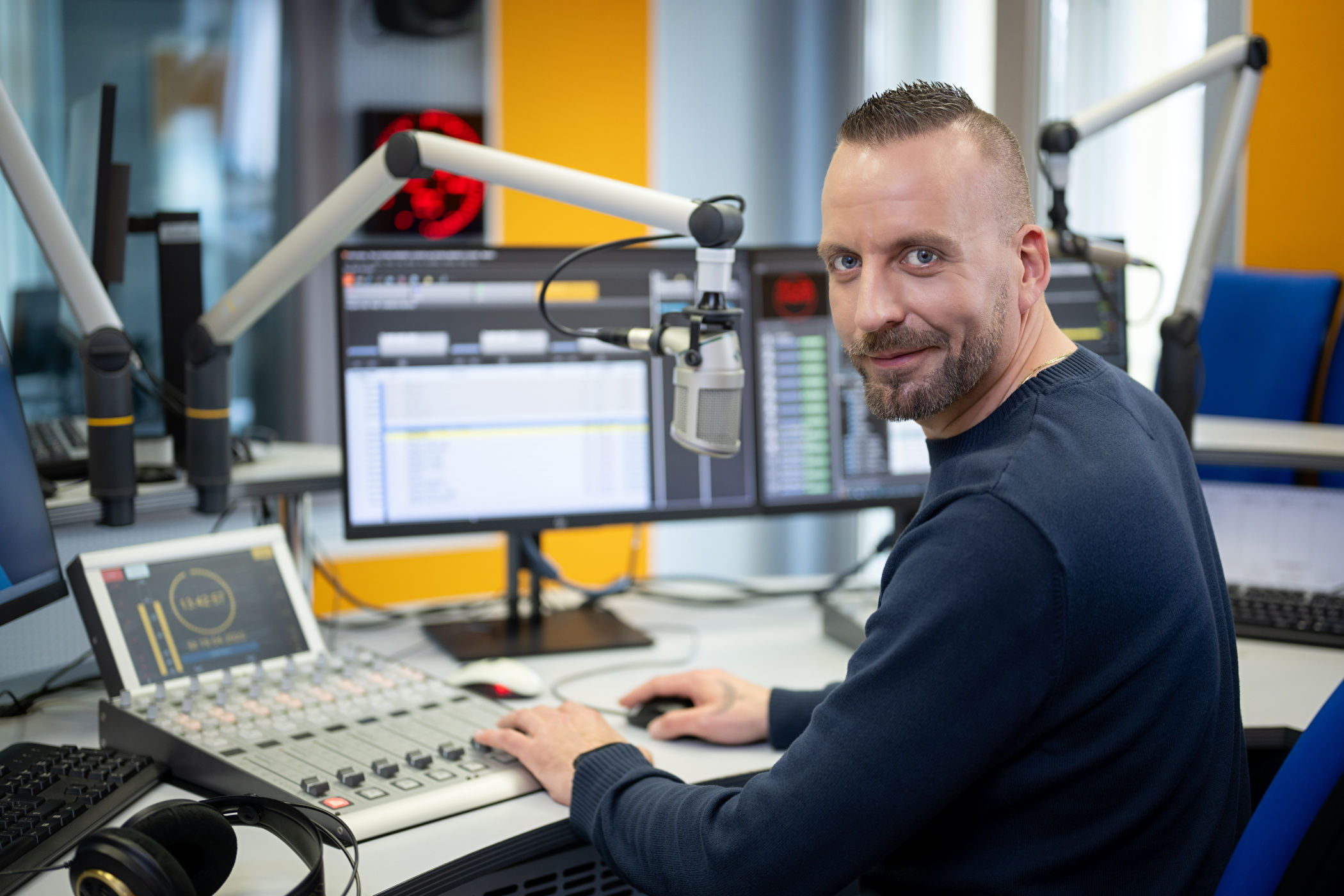 Obrázek Dobré ráno - víkend, Čtyřhodinový proud informací a hudby. Aktuální…